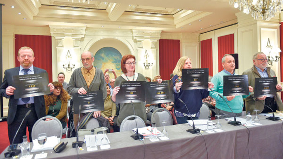 Familiares de víctimas de atentados de ETA ayer durante una conferencia de prensa en San Sebastián.