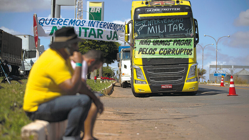 En la protesta de los camioneros se ven carteles que piden la intervención de los militares.