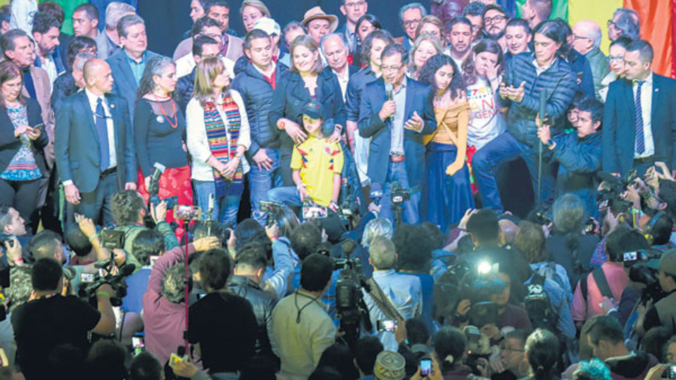 Gustavo Petro y su compañera de fórmula Angela Robledo celebraron anoche en el Down Town Majestic, en Bogotá.