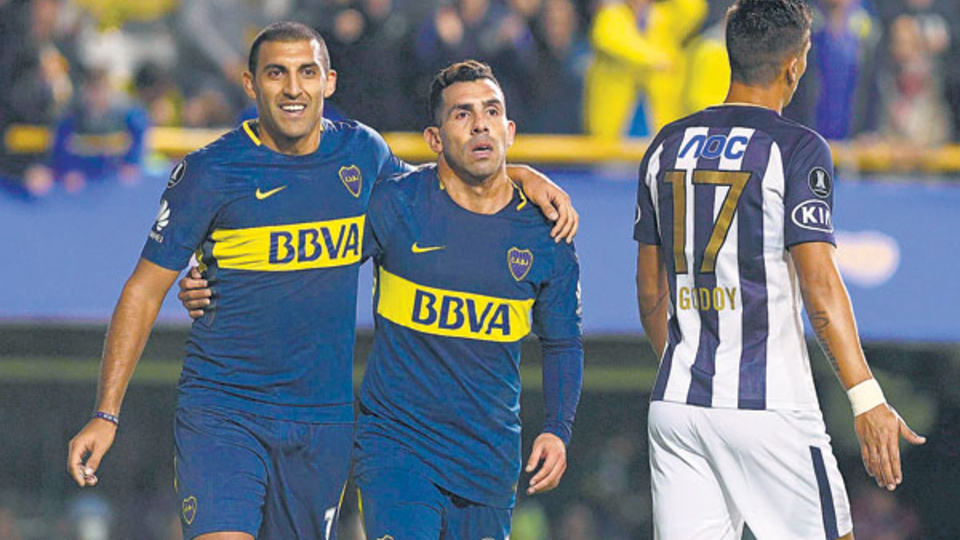El abrazo de Abila con Tevez, festejando el segundo gol del delantero cordobés en la noche de la Bombonera.