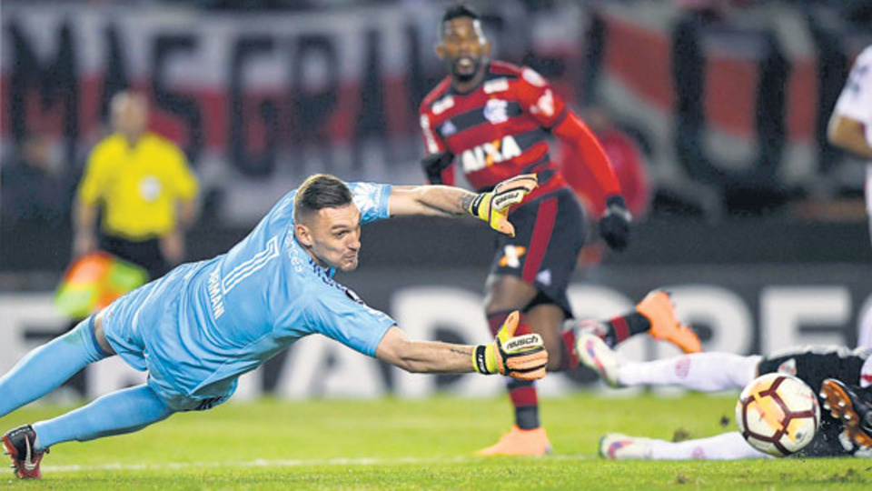 Armani vuela en la noche del Monumental para taparle el peligroso remate a Paquetá.