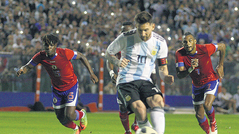 Messi le pega a la pelota desde los doce pasos para convertir el primero de sus tres goles.