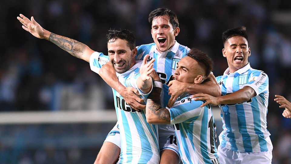 Donatti, Solari, Martínez y Zaracho amontonados en el festejo de la Academia.