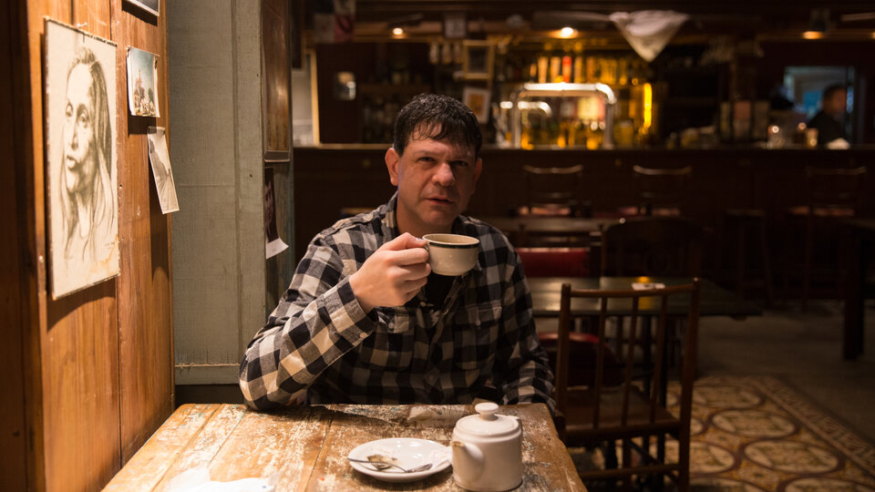 “Es una banda que vengo rearmando desde los 15 años”, dice sobre Jóvenes Pordioseros, entre risas y verdades.