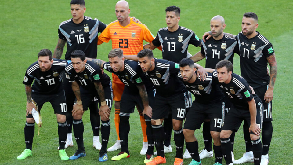 El equipo que salió a jugar contra Islandia.