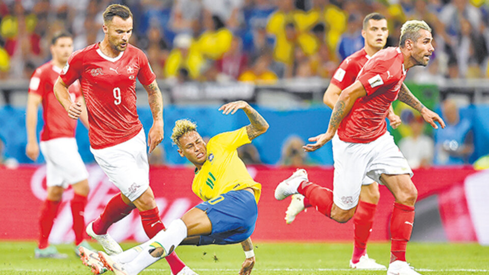 Neymar sufrió la presión de los suizos, que le cometieron diez faltas.