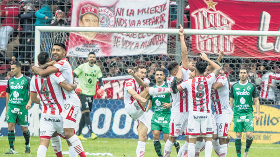 Tras el pitazo final de Facundo Tello se desató la fiesta de los hinchas en las tribunas y de los futbolistas en el campo de juego.