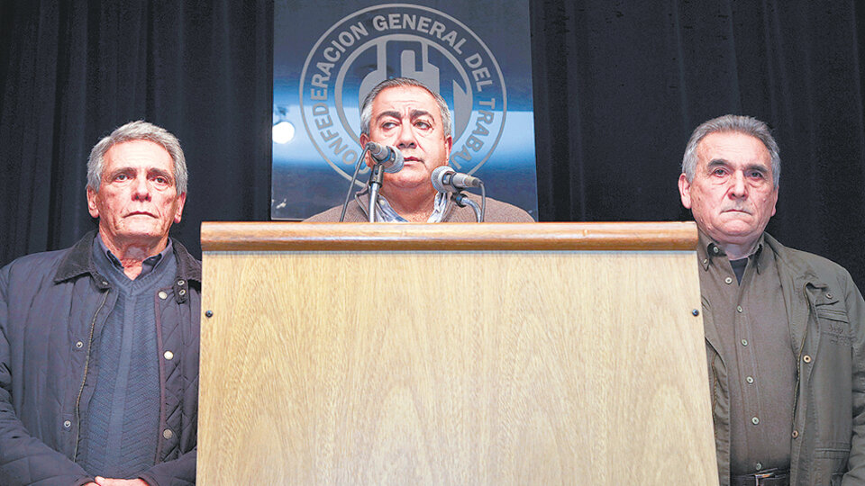 Rostros adustos. Los triunviros Carlos Acuña, Héctor Daer y Juan Carlos Schmid anunciaron el paro general.