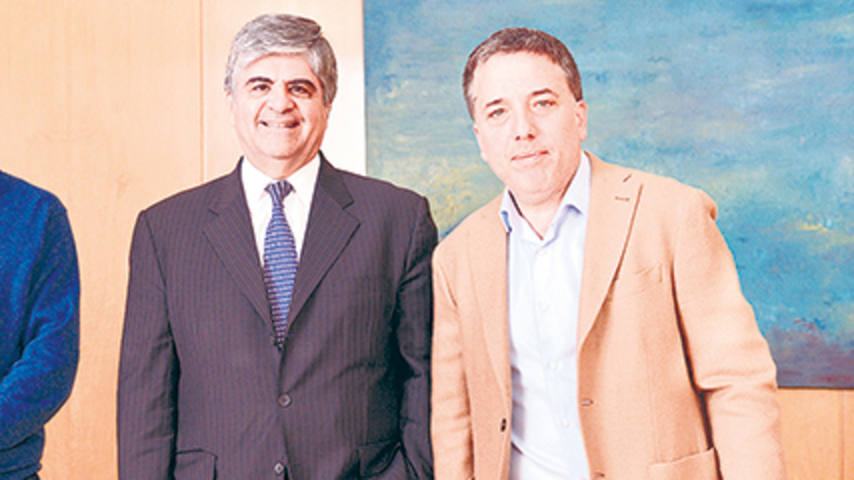 Nicolás Dujovne, ministro de Hacienda, junto al titular de YPF, Miguel Gutiérrez.