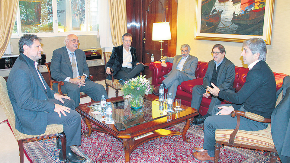 Presidente y vice del BCRA, Luis Caputo y Gustavo Cañonero, con Levy Yeyati, Broda, Artana y Kiguel.