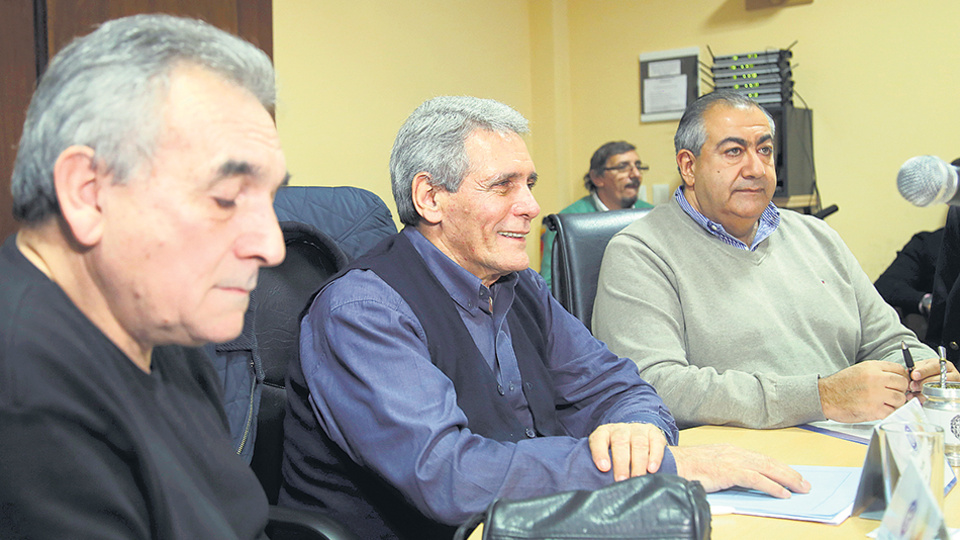 Los triunviros de la CGT Juan Carlos Schmid (portuarios), Carlos Acuña (garajes) y Héctor Daer (sanidad).