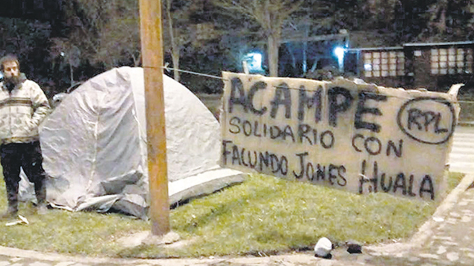 El acampe solidario con Facundo Jones Huala se mantiene firme.
