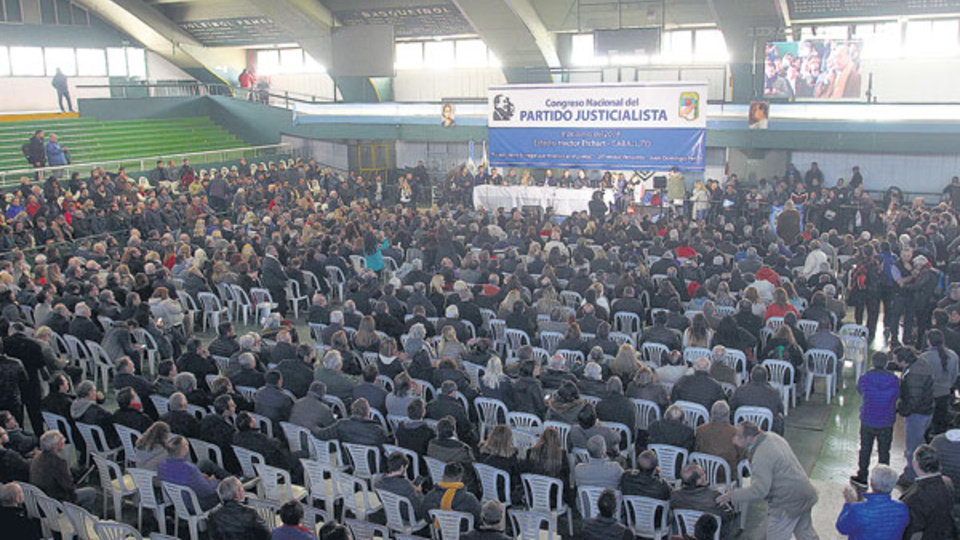 Si bien varios gobernadores no participaron, enviaron a sus congresales al microestadio de Ferro.