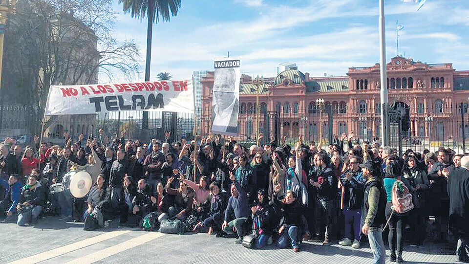 Luego de conocida la noticia, los trabajadores de la Agencia Télam protestaron en la Plaza de Mayo.