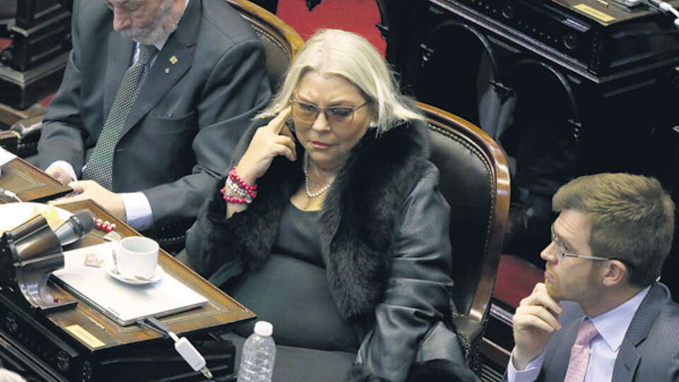 Elisa Carrió apareció en el recinto poco antes de la votación.