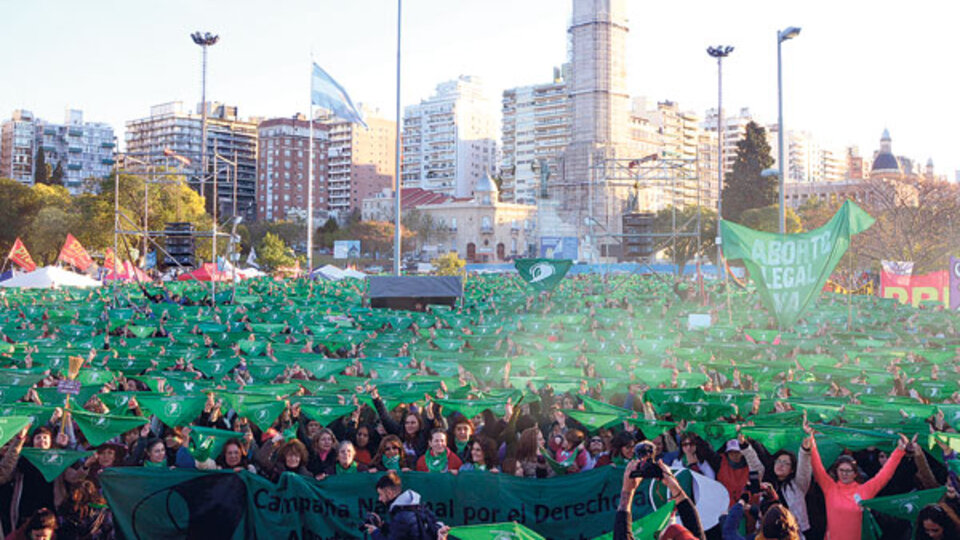 Poblado de verde, el Monumento a la Bandera tuvo su cierre del acto con un pañuelazo.