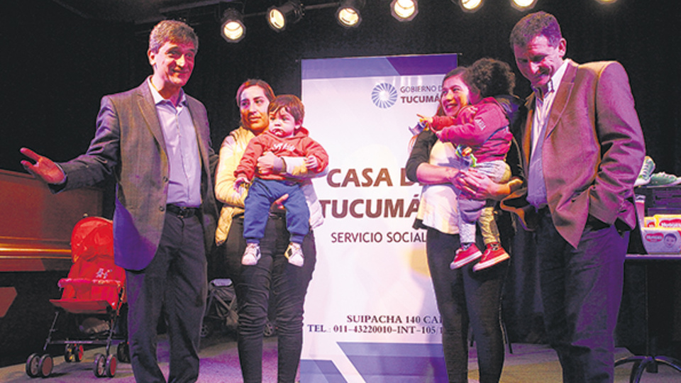 Pablo Yedlin, Lucía con Lisandro, Alejandra con Agustín y Gabriel Yedlin en la Casa de Tucumán.