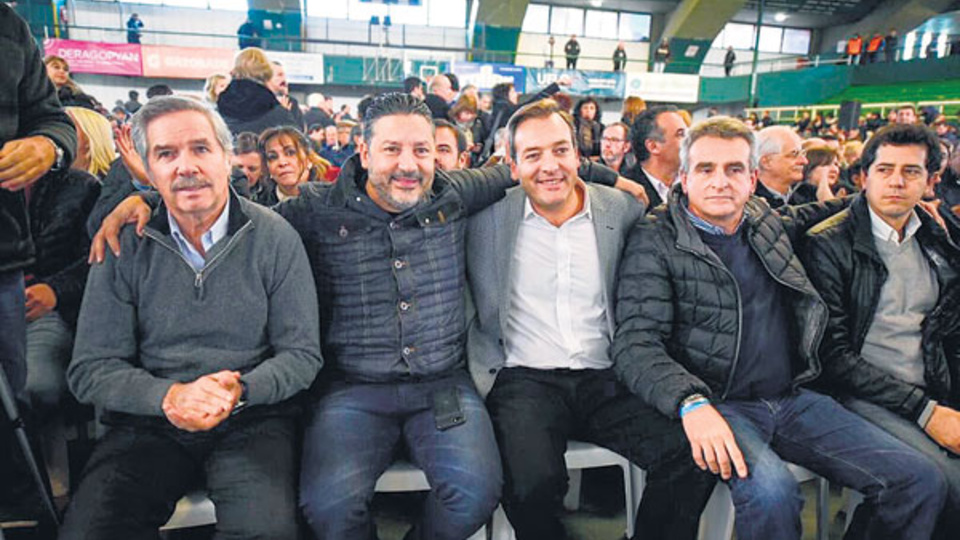 Felipe Solá, Gustavo Menéndez, MartÃn Soria, AgustÃn Rossi y Wado De Pedro, en el congreso del PJ en Ferro.