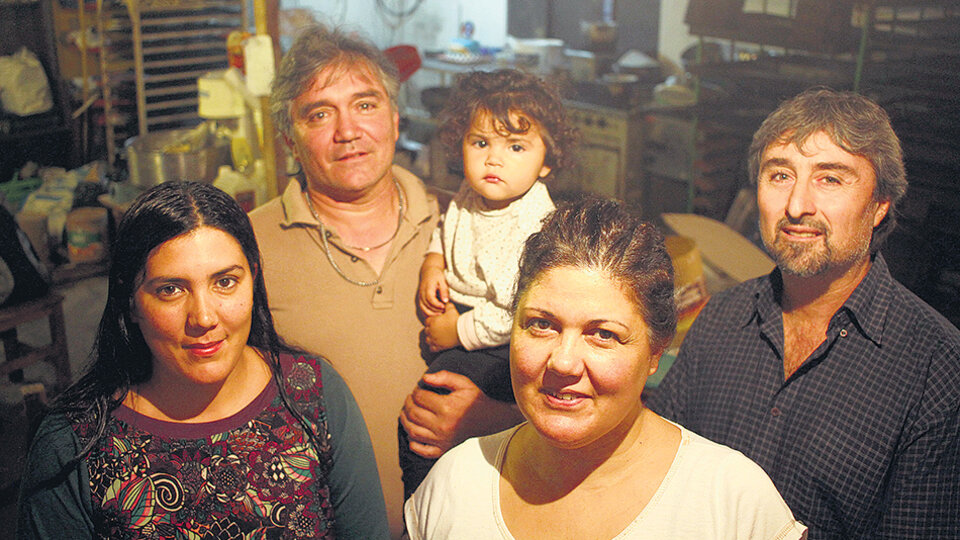 Anahí, Juan Carlos, la pequeña Huilem, Viviana y Marcelo, los motores del espacio Alejandro Almeida.