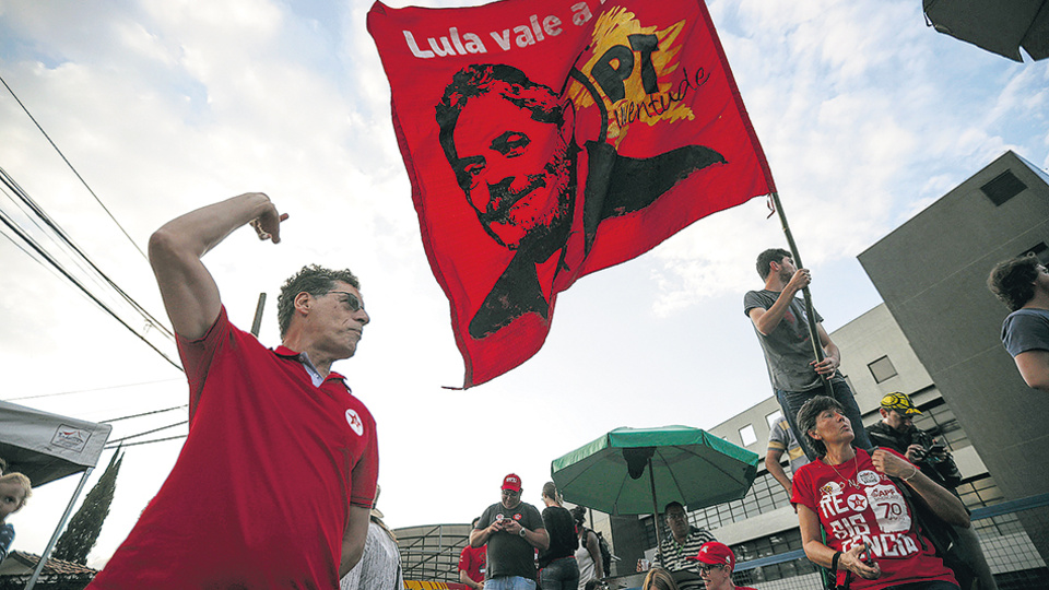 Simpatizantes del ex mandatario de Brasil y candidato favorito piden por su liberación.