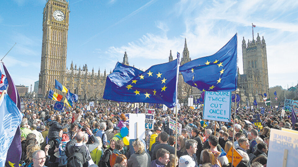 Miles de manifestantes proeuropeos marchan hacia el Parlamento británico bajo la sombra del Big Ben.