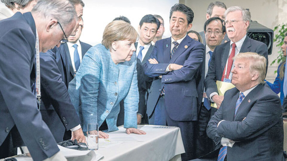 Trump sentado, los demÃ¡s lÃ­deres del G7 parados y una Merkel desafiante que parece increparlo en Charlevoix.
