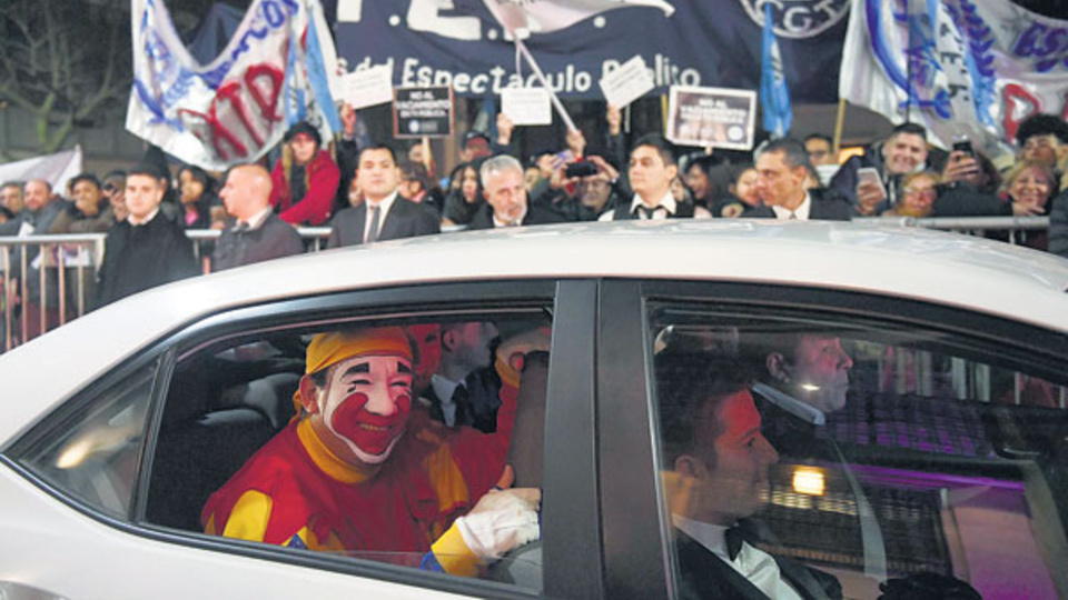 Piñón Fijo ingresando al Icon Alvear, con los trabajadores de fondo. Una postal de la “fiesta”.