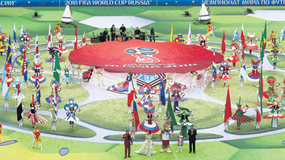 La fiesta previa al inicio del partido en el campo de juego del estadio Luzhniki, de Moscú.