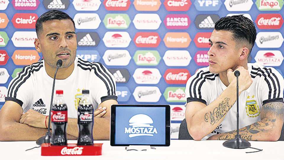 Mercado y Pavón ante la prensa.