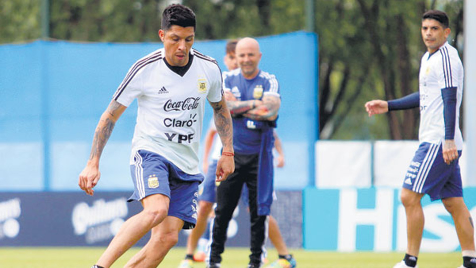 Enzo Pérez lleva la pelota durante la práctica. Lo miran Sampaoli y Banega.