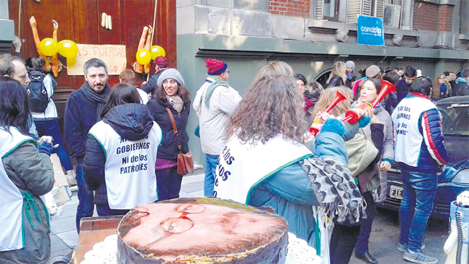 La actividad incluyó un mural donde los trabajadores pegaron tickets de supermercado y boletas de servicios.