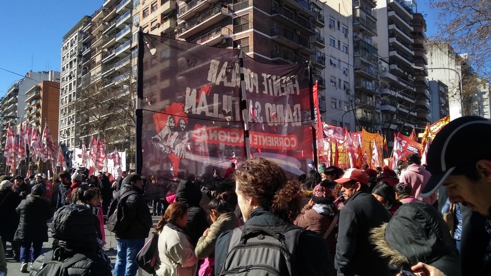 Un momento de la concentración, frente a la vieja Facultad de Ingeniería.