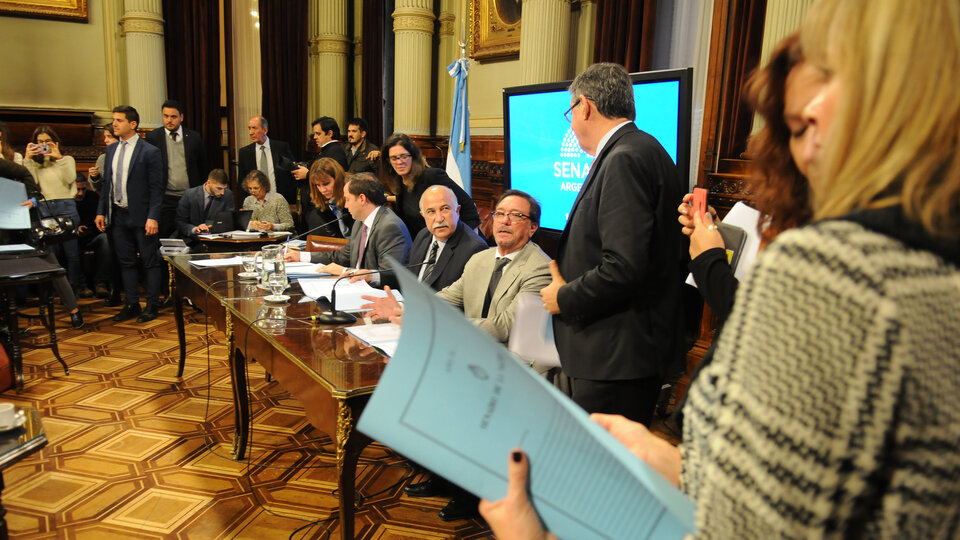 En la reunión inaugural, las tres comisiones en pleno para definir los detalles del debate.