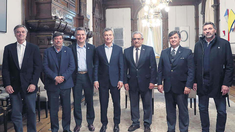 Mauricio Macri, junto al ministro Etchevehere, recibiÃ³ a las entidades del agro. Tres se fueron contentas.