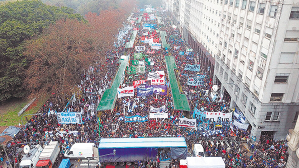 Un multitud se reunió frente al Ministerio de Defensa para repudiar el decreto que militariza la seguridad interior.