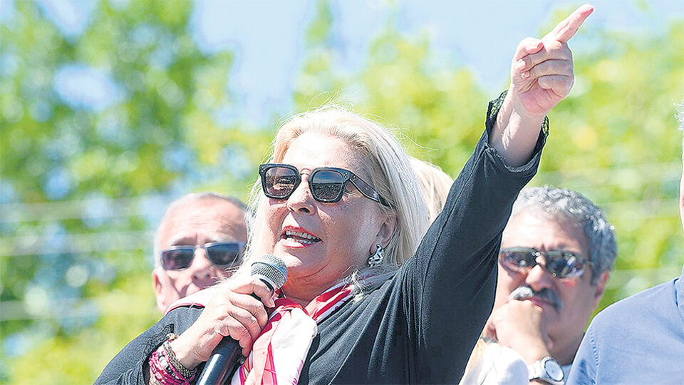 La oposición salió a criticar la llamativa propuesta de Elisa Carrió para paliar la crisis.