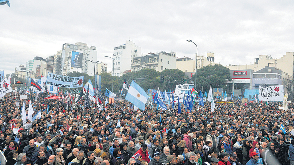 “La patria no se rinde” y “La independencia no se negocia” fueron las principales consignas de la protesta.