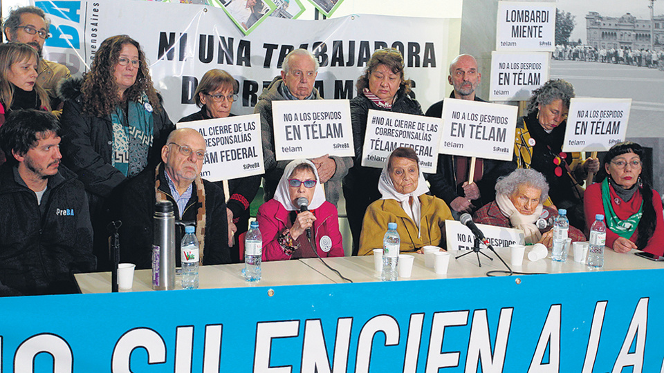 Dirigentes de organismos de derechos humanos hicieron un âabrazoâ a Télam en rechazo a los despidos.