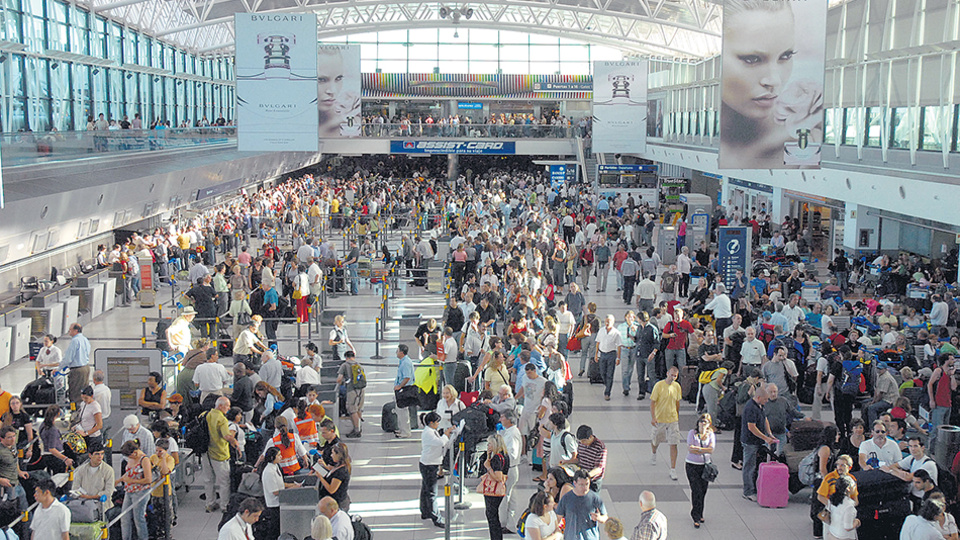 El proyecto es subir el impuesto a los pasajes aéreos al exterior del 7 al 15 por ciento.