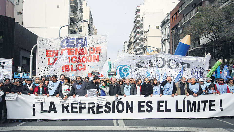 Los gremios docentes reclamaron que el Gobierno ayude a las nueve provincias con conflictos abiertos.