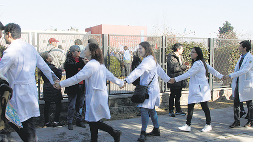 El abrazo al Hospital El Cruce de Florencio Varela, reacción comunitaria a un corte de presupuesto del 42 por ciento.