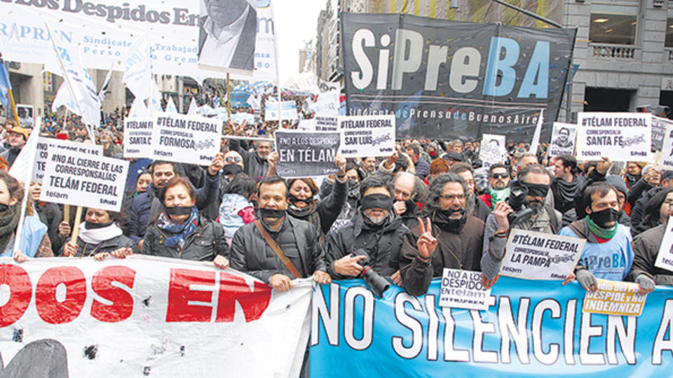 Una multitud marchó hasta el CCK para reclamar la reincorporación de los despedidos en Télam.