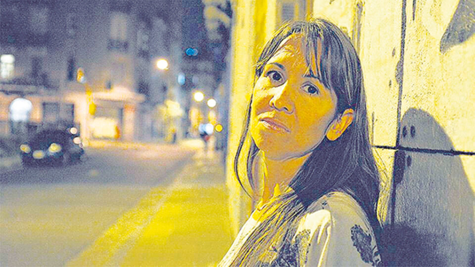 Ivana Rosales retratada cuando presentó la demanda ante la CIDH.