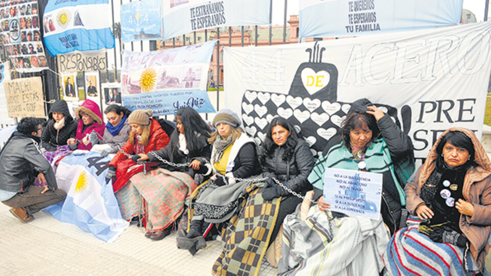 Los familiares de los submarinistas siguen encadenados en la Plaza de Mayo en reclamo de respuestas.