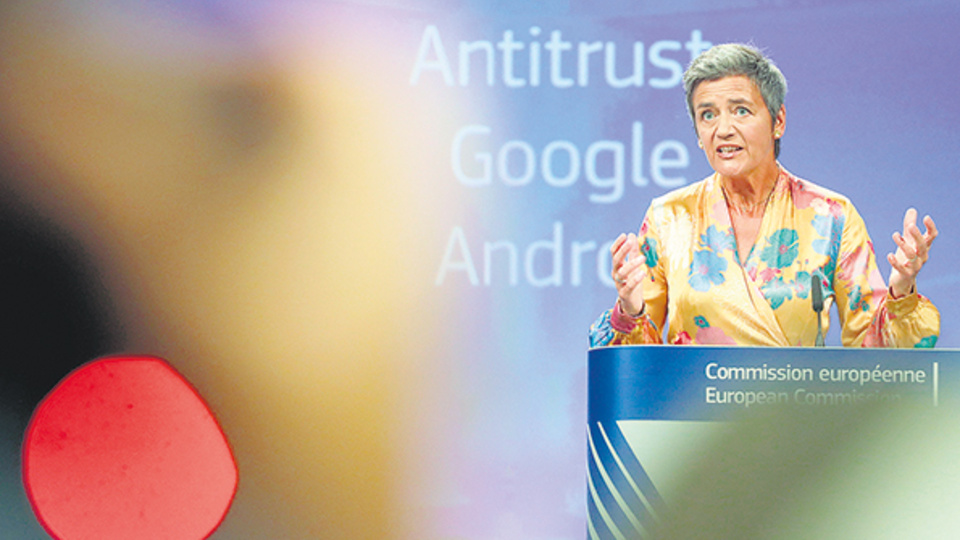 Margrethe Vestager, comisaria europea de Competencia, explica la multa en conferencia de prensa.