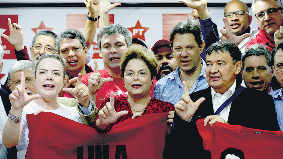 La presidenta del PT, Gleisi Hoffmann, junto a la ex mandataria Dilma Rousseff e integrantes del partido.