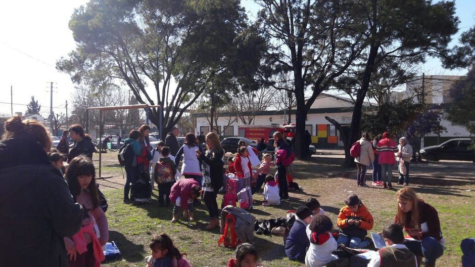 Alumnos evacuados de la escuela Primaria N° 8 de Merlo