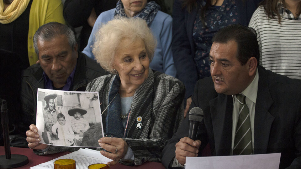 Ismael junto a Estela Carlotto en el anuncio del encuentro de su hermano Marcos.