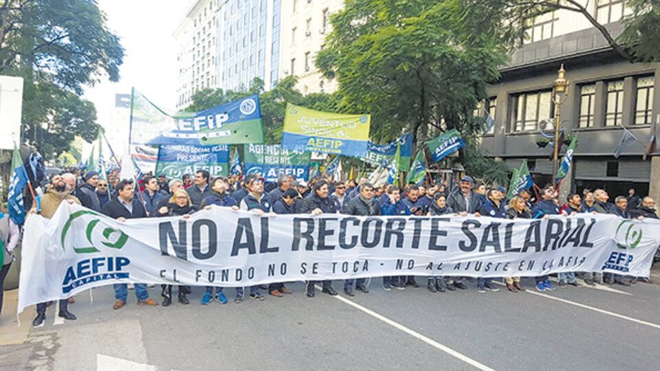 Los trabajadores ayer marcharon desde el Obelisco hasta la sede central del organismo.