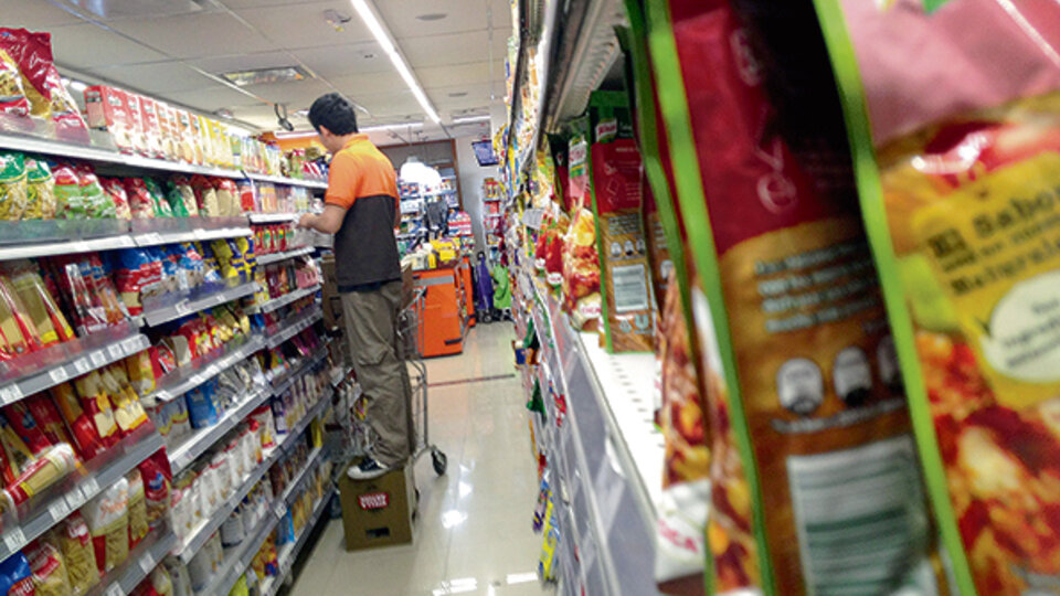 Productos de limpieza y alimentos de consumo masivo demoran un ajuste, que superaría el 40 por ciento.